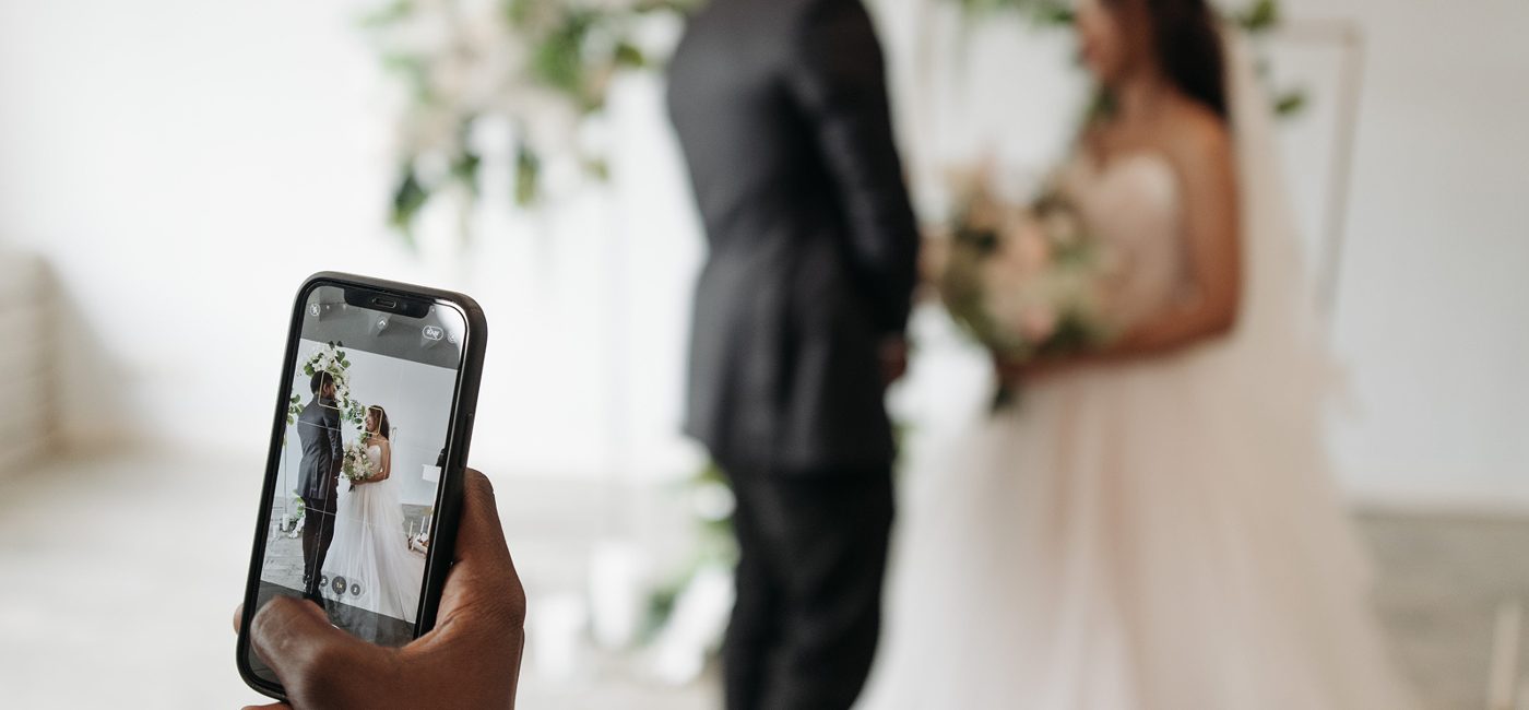 Bruidspaar viert een sfeervolle, persoonlijke bruiloft op een eventlocatie