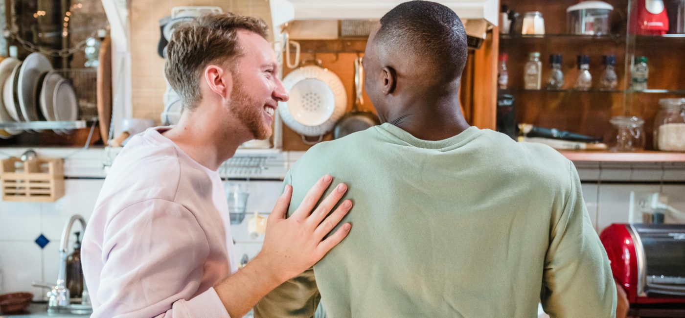 Koppel volgt samen een romantische kookworkshop in een sfeervolle keuken