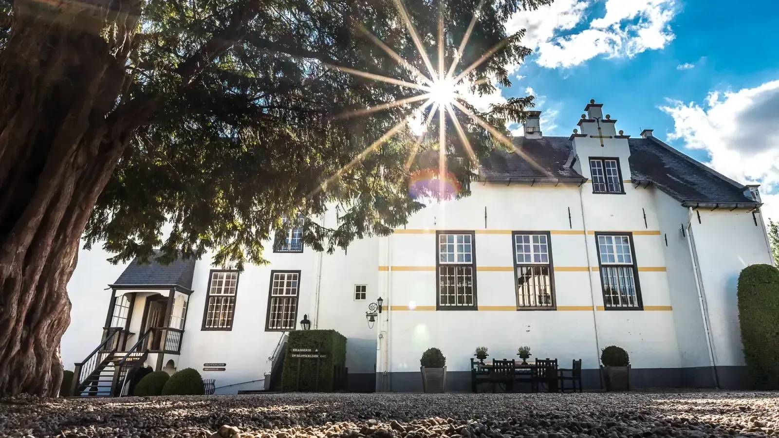 Slot Doddendael met de zon door de bomen
