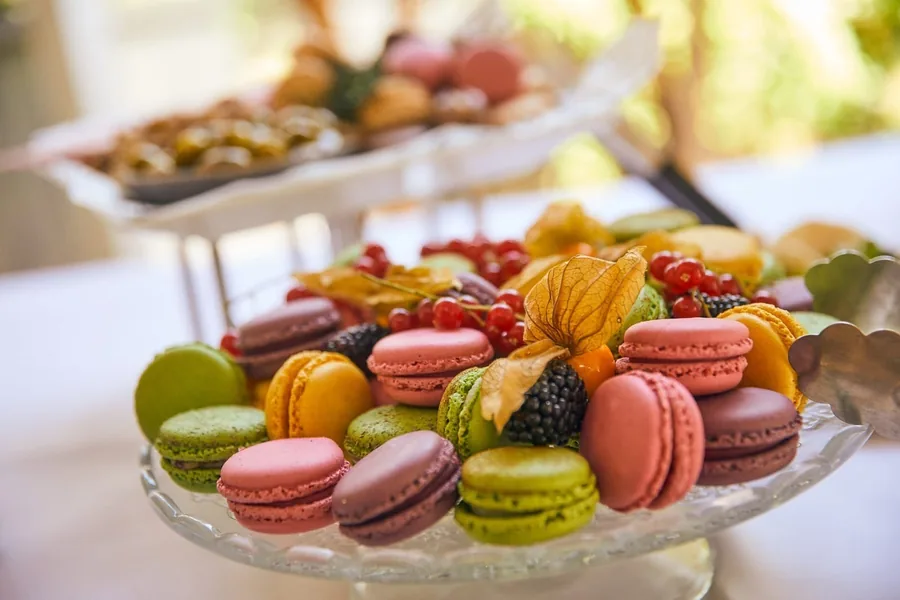 Een etagère met macarons, bramen en fysalis