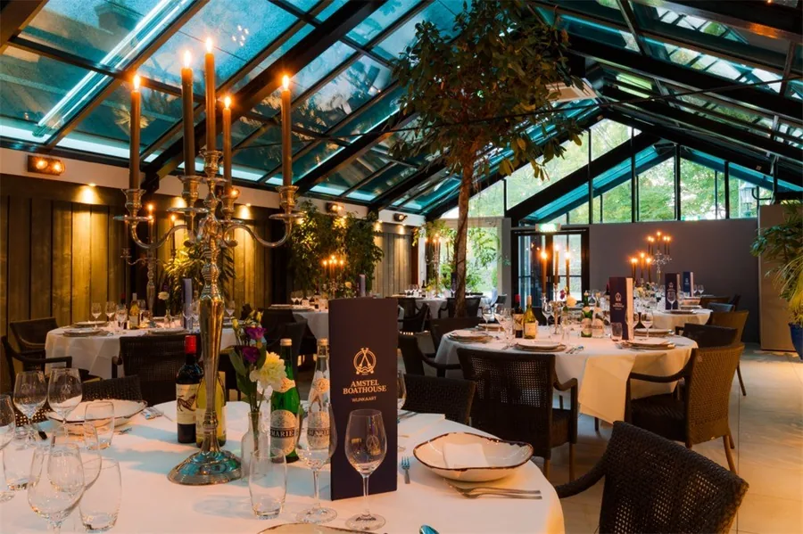 Het interieur van Amstel Boathouse