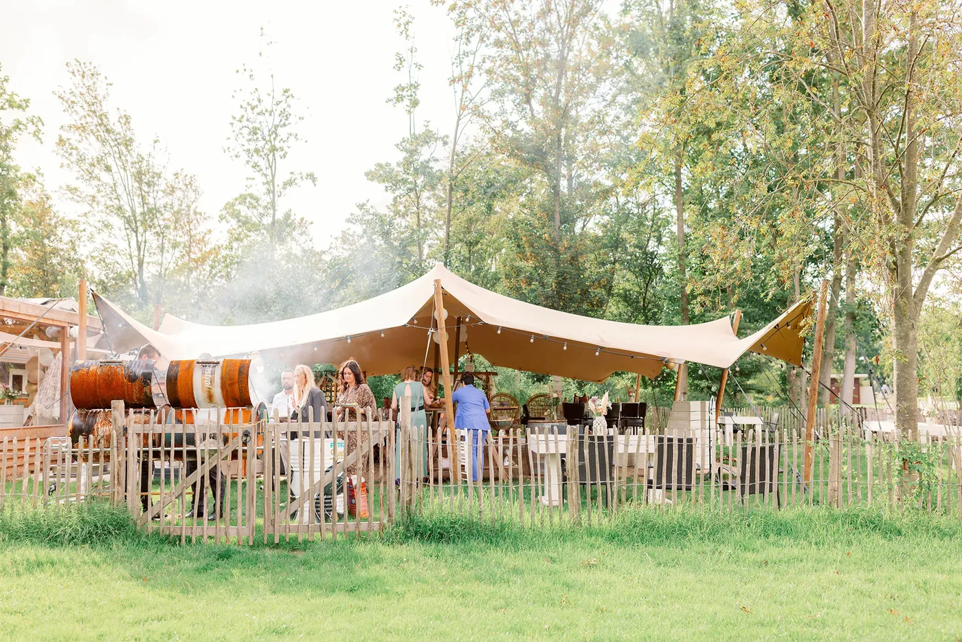 De Ibiza-tent van Breezze in de tuin, met gasten aan lange tafels eronder