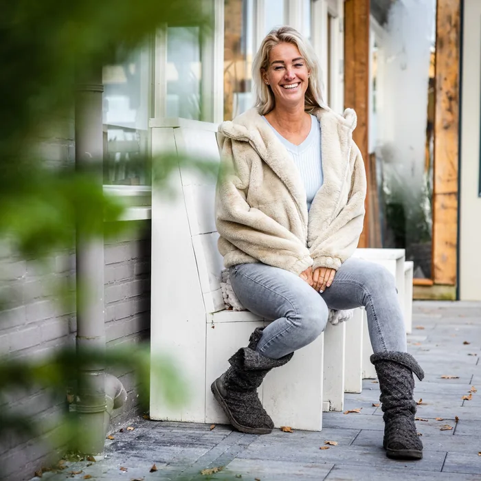 Cathy Coppers, eigenaar van Breezze, op een bankje bij de locatie