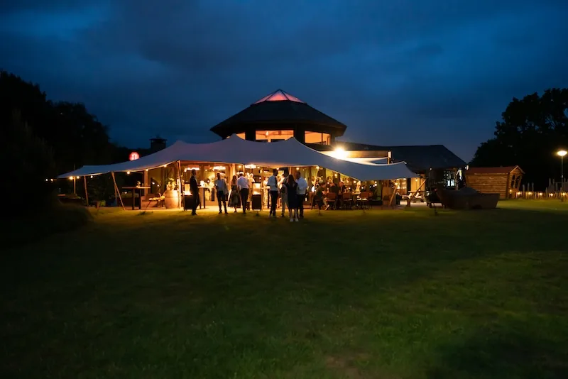 Het paviljoen van De Helden van Kien