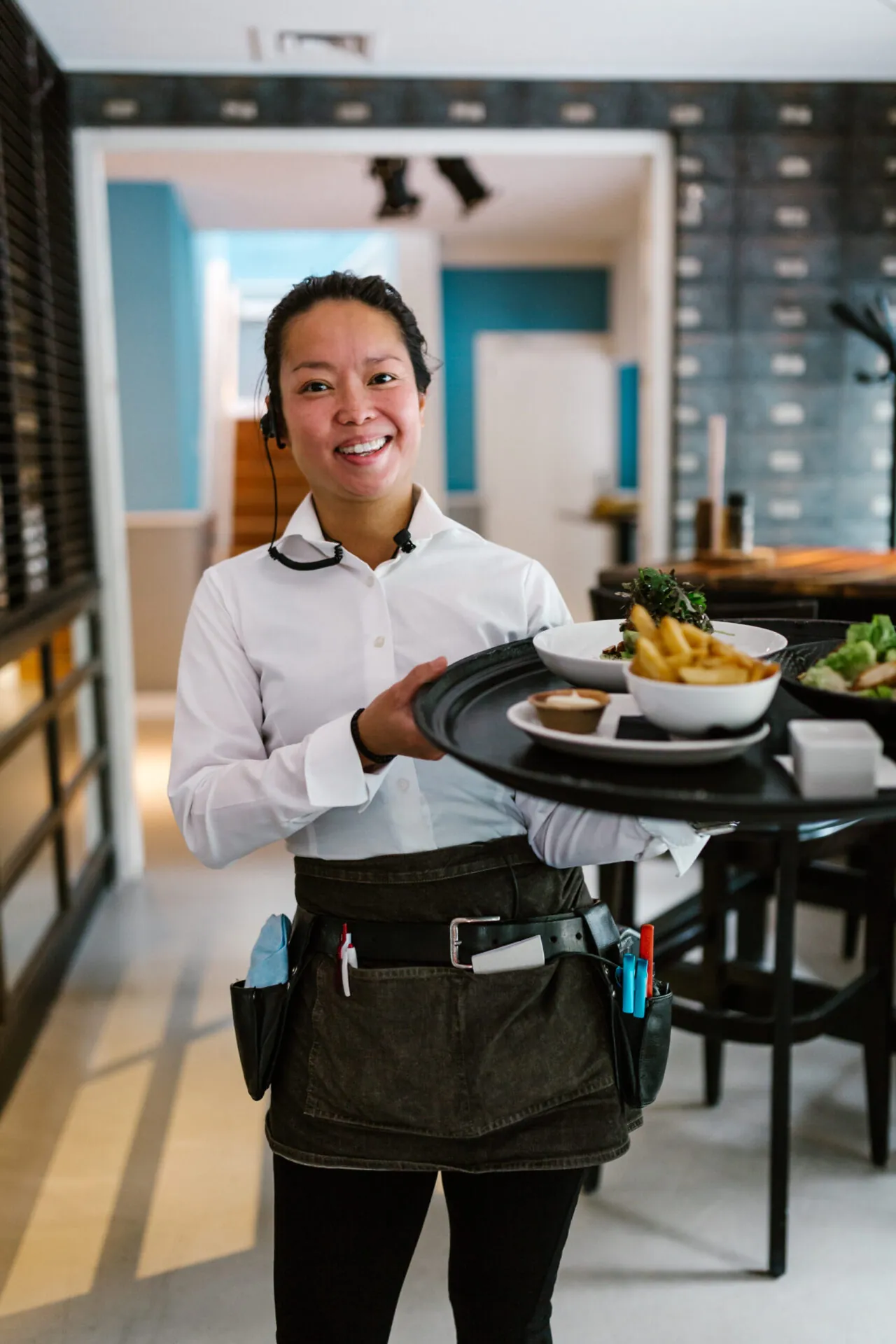 Een medewerkster van De Veranda in het restaurant