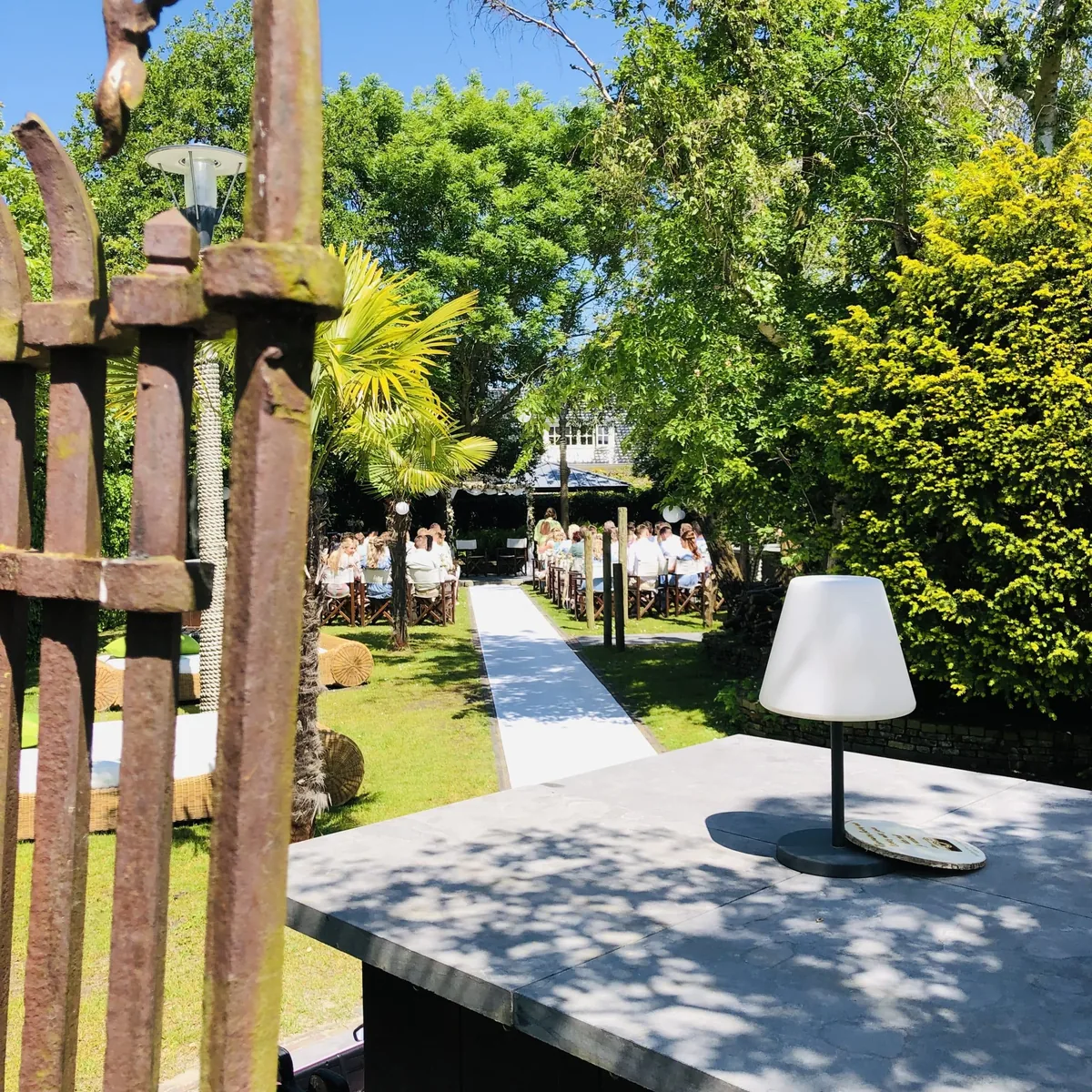 Een DJ-set staat opgesteld naast het loungeterras in de tuin