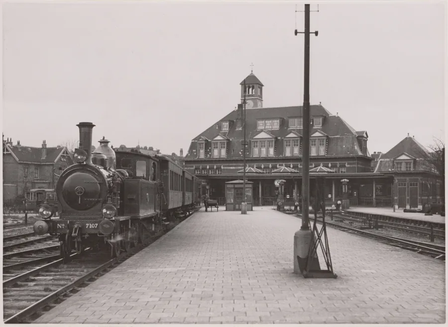 Zwart-witfoto uit 1915 van een stoomtrein voor het Haarlemmermeerstation