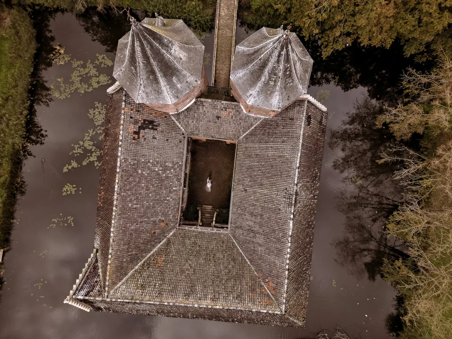 Luchtfoto van Kasteel Dussen, omringd door de gracht