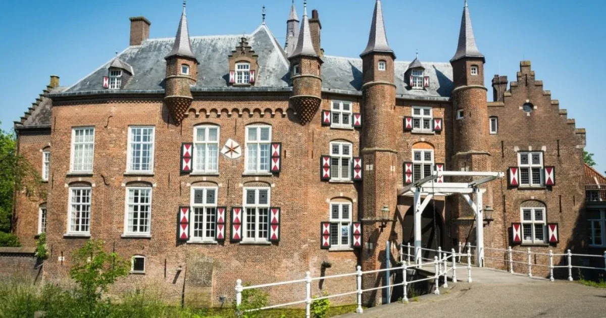 Kasteel Maurick in Vught, met torens en luiken, gezien vanaf de oprijlaan