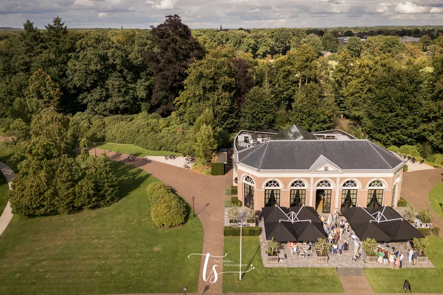 Luchtfoto van Oranjerie Ruurlo, met terrassen op het gazon en het park eromheen