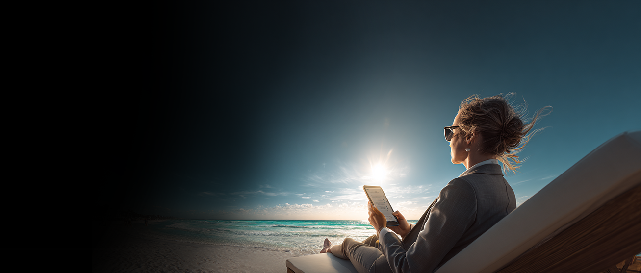 Vrouw maakt event offertes op tablet vanaf het strand